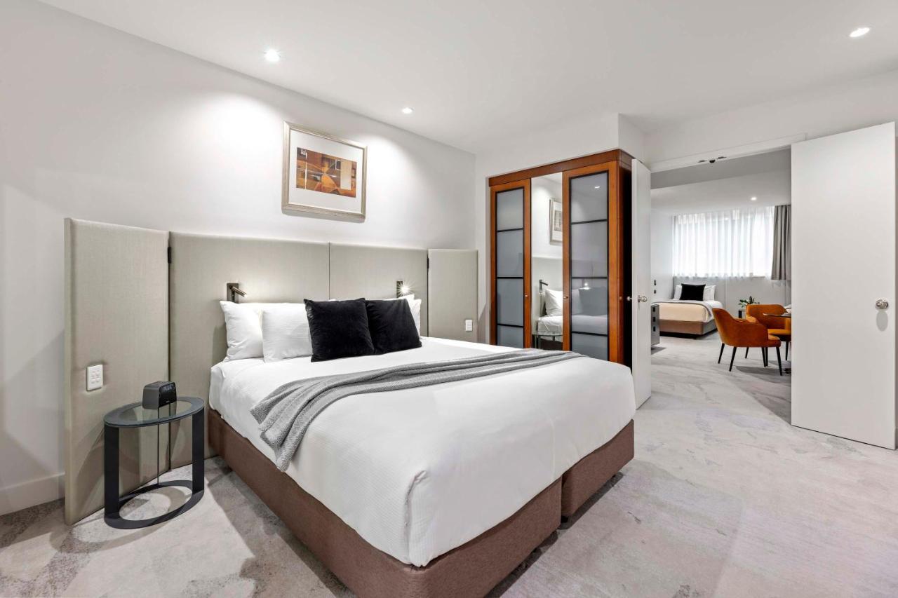 Peppers Waymouth Hotel Adelaide Exteriör bild A bedroom at the hotel