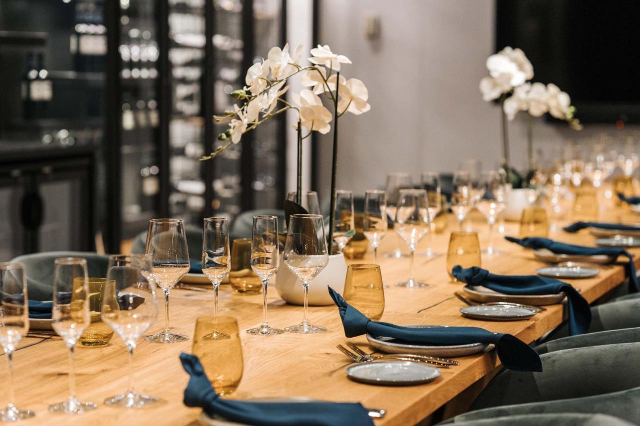 Peppers Waymouth Hotel Adelaide Exteriör bild The table at the 2019 World Wine Awards