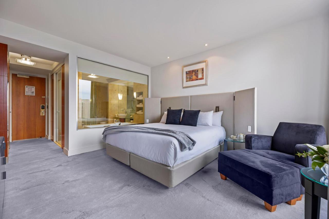 Peppers Waymouth Hotel Adelaide Exteriör bild A bedroom at the hotel