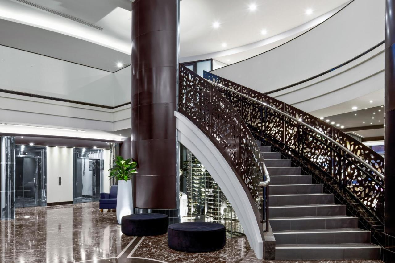 Peppers Waymouth Hotel Adelaide Exteriör bild The staircase at the lobby